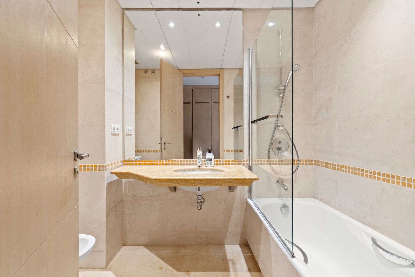 Przestronny apartament z prywatnym ogrodem w Sotogrande Marina 1258