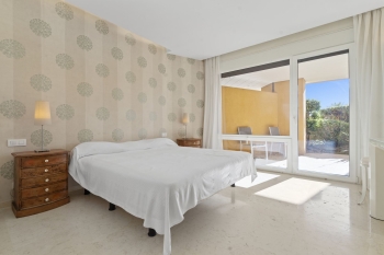 Przestronny apartament z prywatnym ogrodem w Sotogrande Marina 1258 - zdjęcie 4