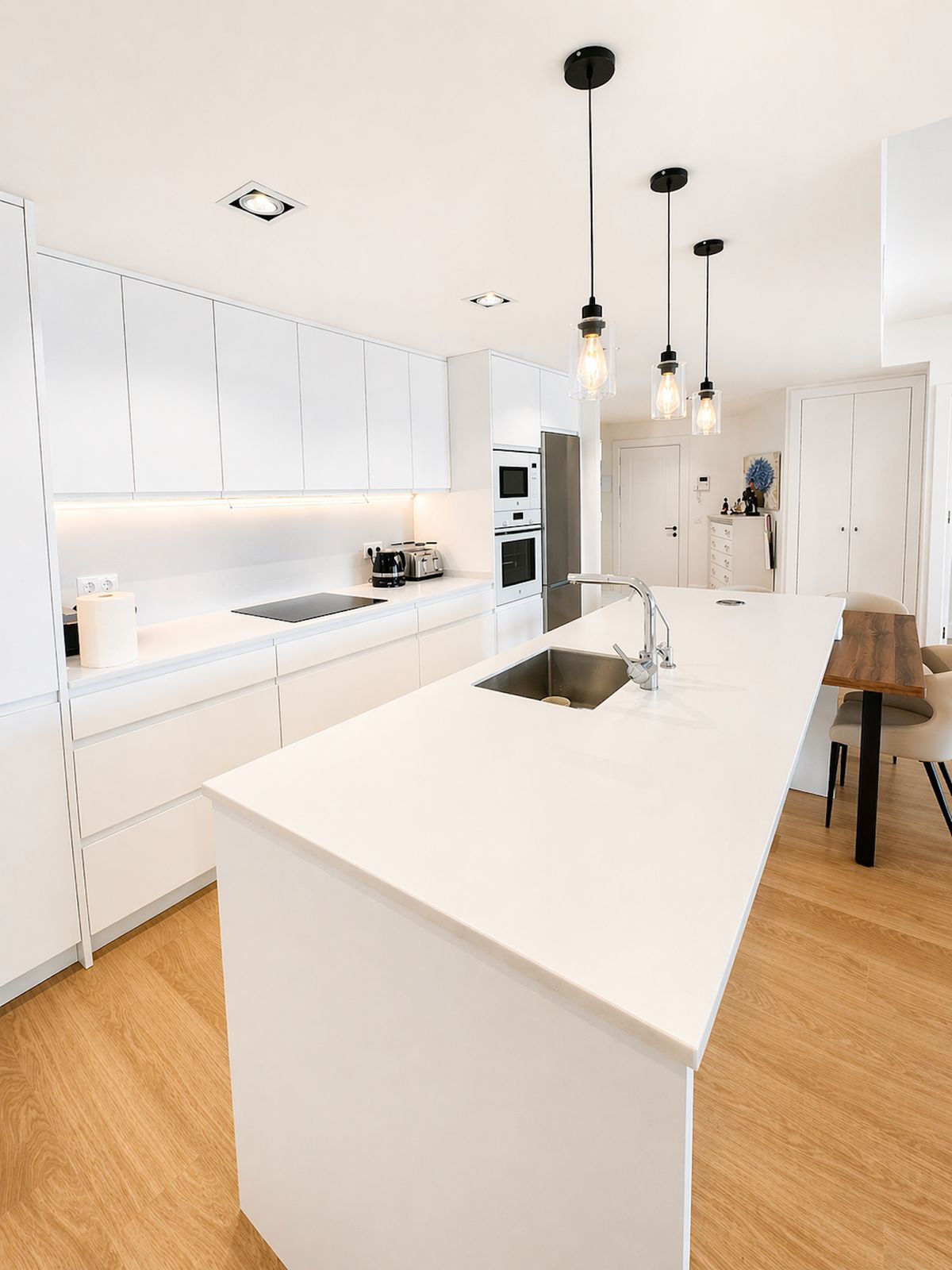 Odnowiony apartament z widokiem na morze i garażem 1318