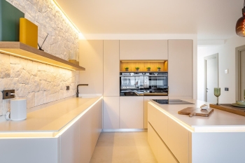 Apartament po remoncie, garaż i widok na morze 1358 - zdjęcie 2