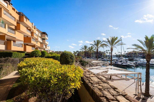 Przestronny apartament z prywatnym ogrodem w Sotogrande Marina 1258