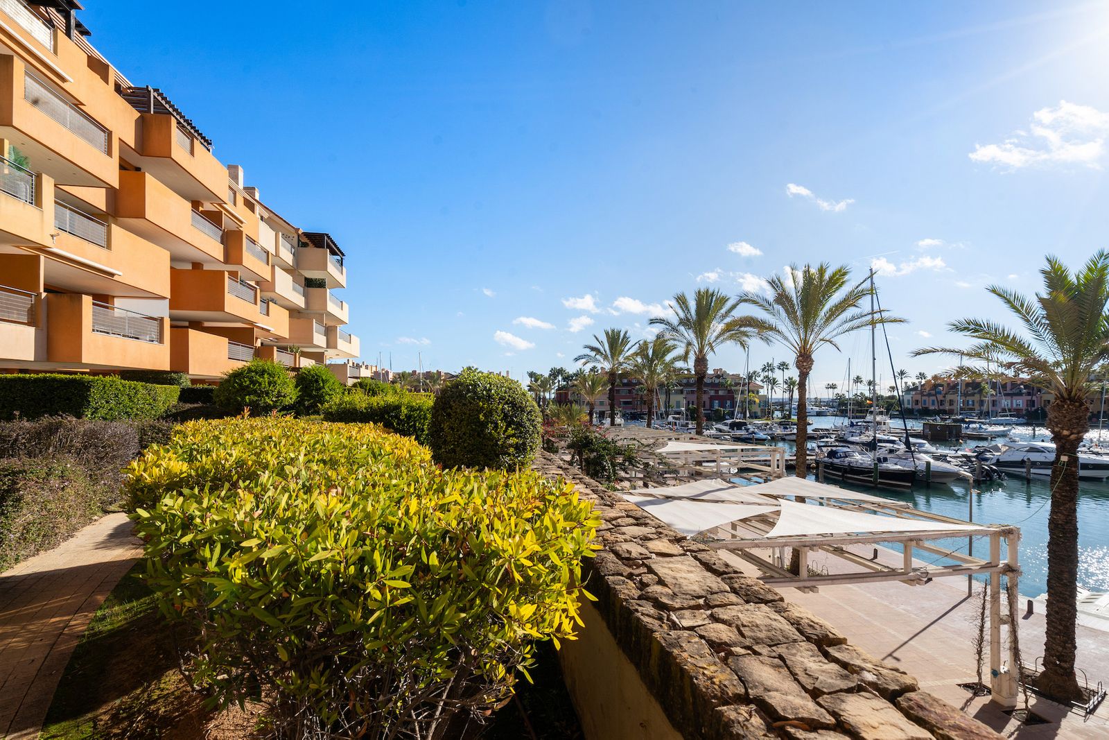 Przestronny apartament z prywatnym ogrodem w Sotogrande Marina 1258